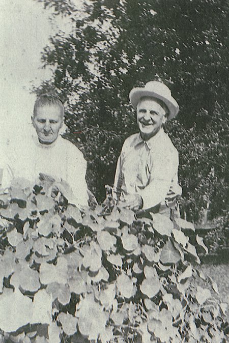 Jesse Ward Foor and Delilah (Swander) Foor.  Photo courtesy of Carleen (Foor) Hardy, 2005